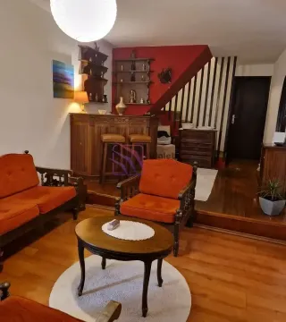 Dnevna soba sa garniturom, drvenim namještajem i stepeništem. - image 12