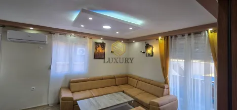 Corner sofa in the living room with a drop ceiling and lighting. - image 7