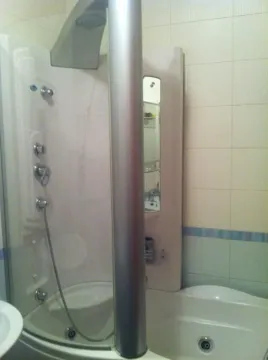 Kupatilo sa tuš kabinom i kadom. - image 6