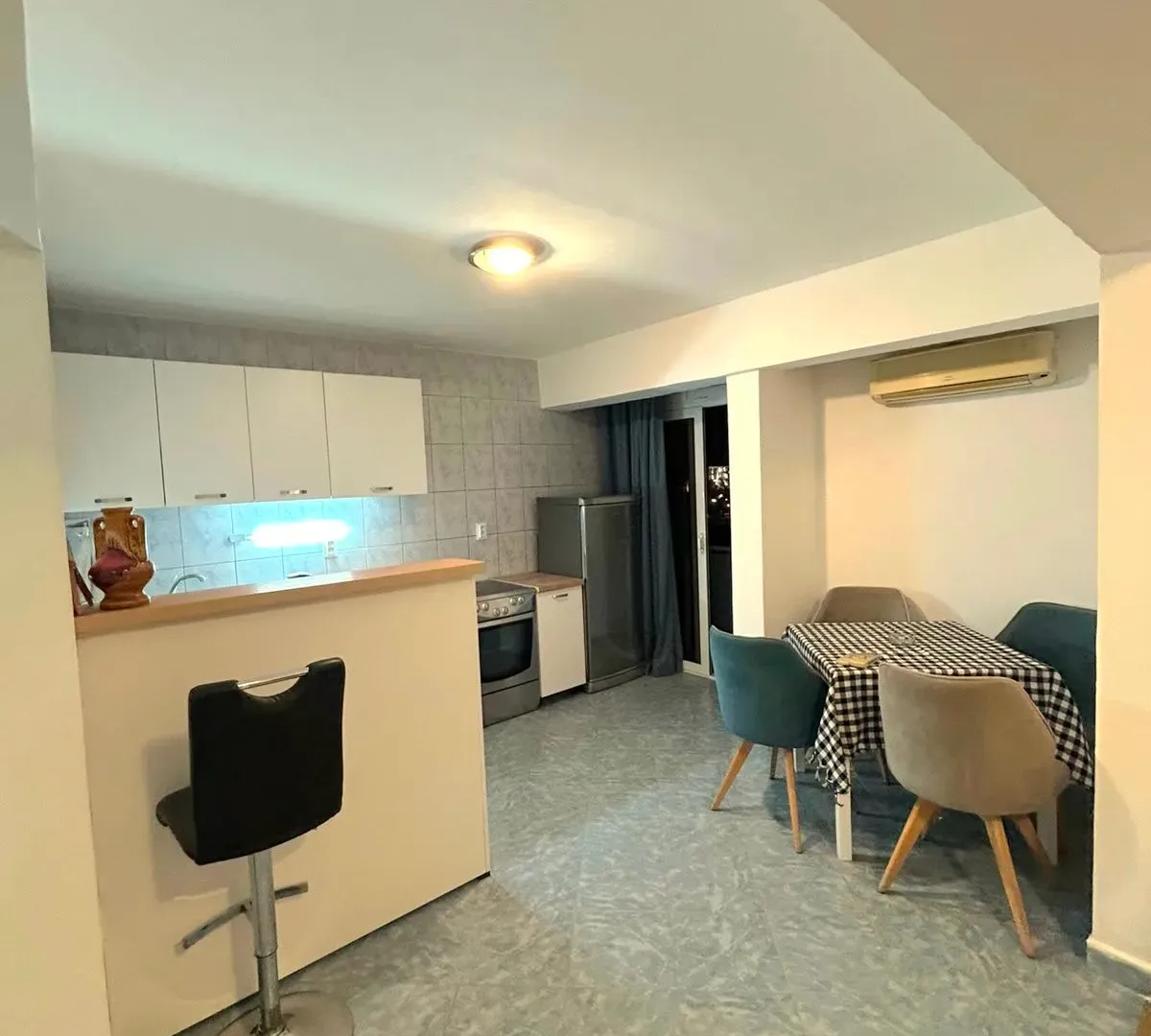 Izdavanje, dvosoban stan, 64m², Centar, Bar