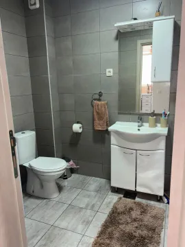 Moderno opremljeno kupatilo sa sivu keramiku i bijelim sanitarijama. - image 13