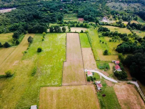 Pogled iz vazduha na parcelu uokvirenu crnom linijom. - image 3