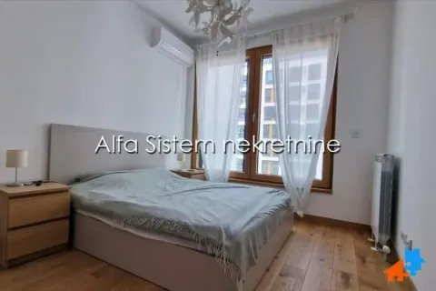 Nameštena spavaća soba sa bračnim krevetom, noćnim stočićima i prozorom. - image 8