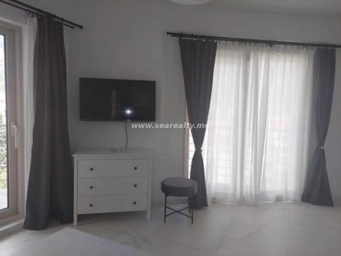 Izdavanje, dvosoban stan, 64m², Budva, Crna Gora
