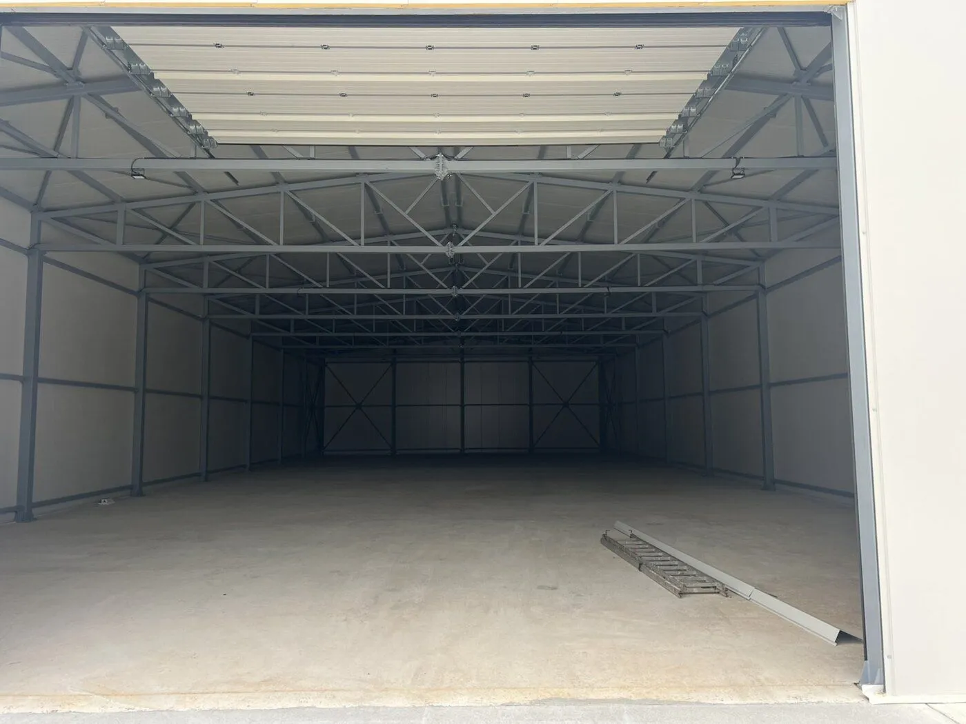Izdavanje, poslovni prostor, 584m², Kuće Rakića, Podgorica
