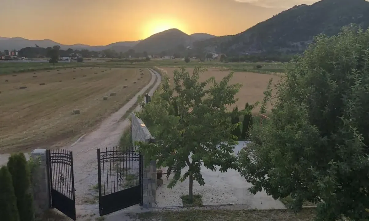 Izdavanje, kuća, 140m², Nikšić, Crna Gora