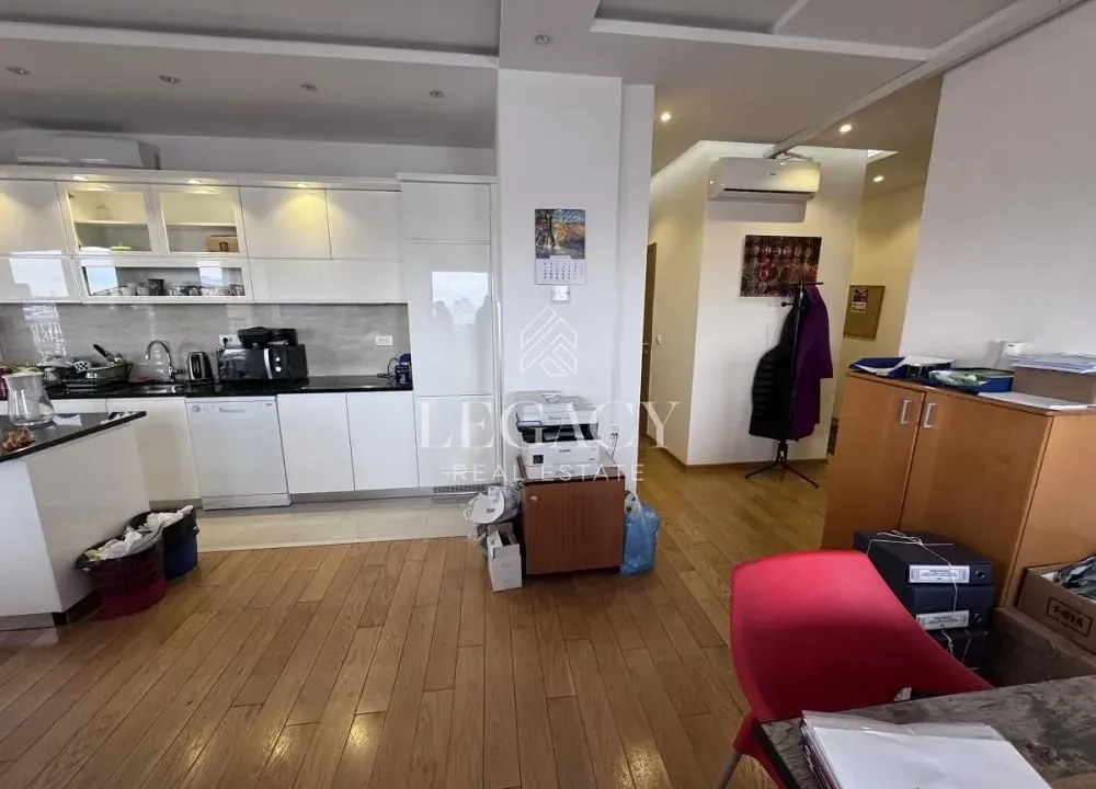 Izdavanje, četvorosoban stan, 140m², Šumice, Beograd