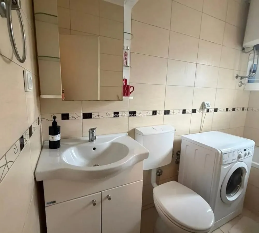 Izdavanje, dvosoban stan, 100m², Centar, Tivat