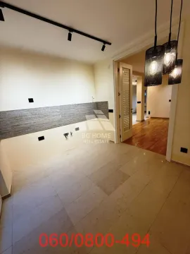 Pogled na kuhinjski prostor sa keramičkim pločicama i modernom rasvetom. - image 6
