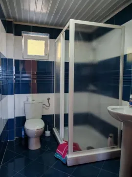 Kupatilo sa tuš kabinom, WC šoljom i umivaonikom. - image 9