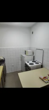 Manja kuhinja sa šporetom, frižiderom i radnim stolom. - image 3