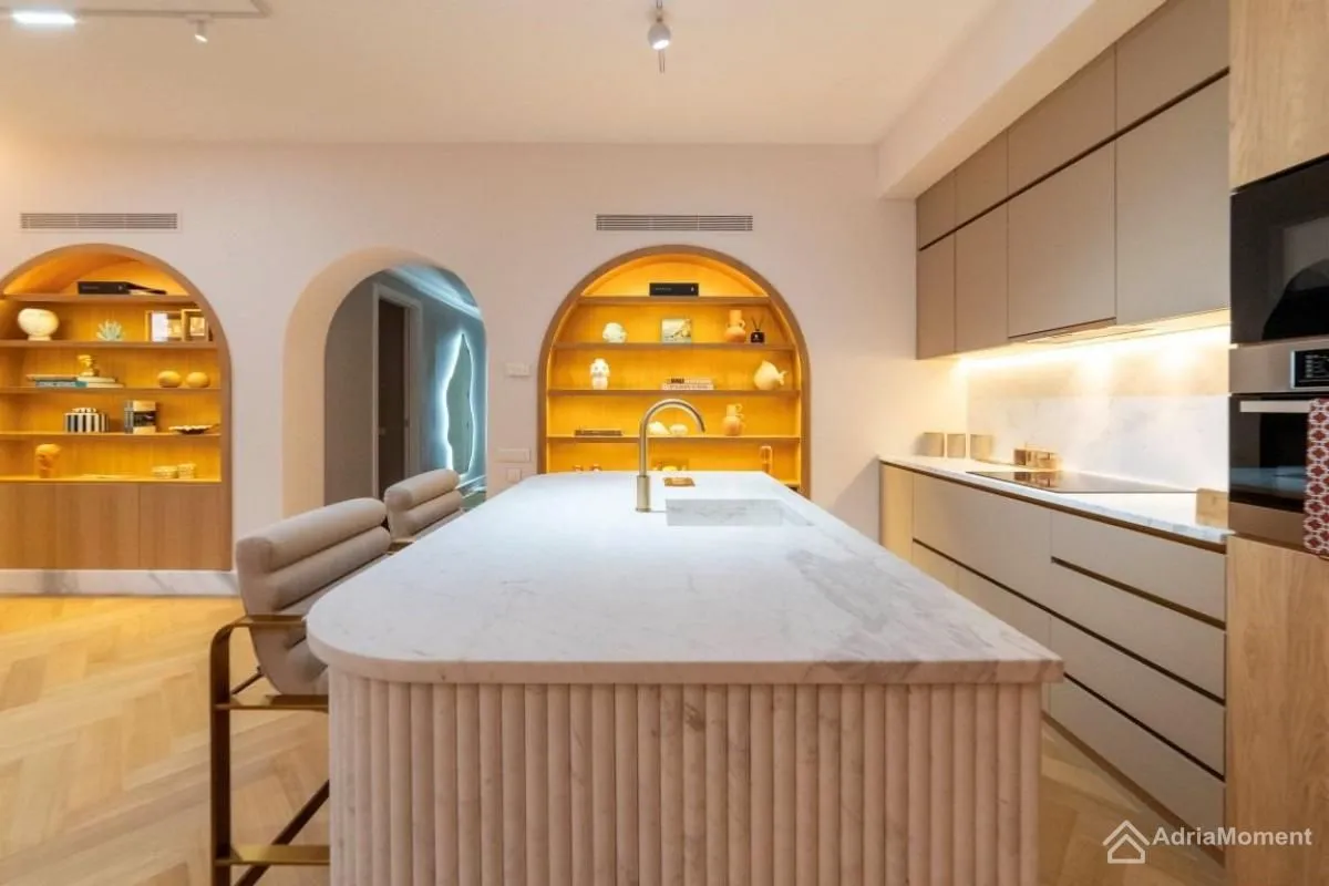 Sale, three bedroom apartment, 201m², Centar, Tivat