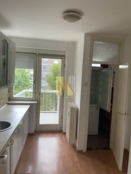 Manja kuhinja sa izlazom na balkon i špajzom. - image 9