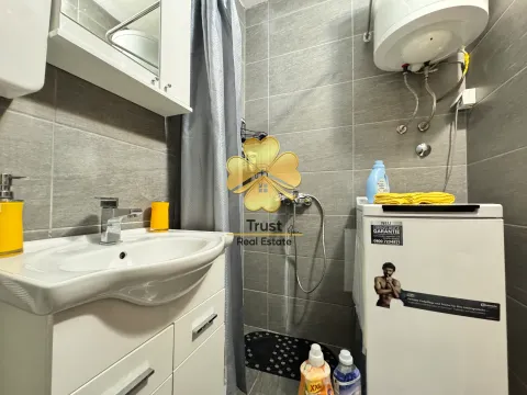 Manje kupatilo sa umivaonikom, tuš kabinom i veš mašinom. - image 13