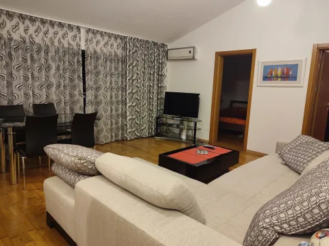 Dnevna soba sa garniturom, TV-om i trpezarijskim delom. - image 4
