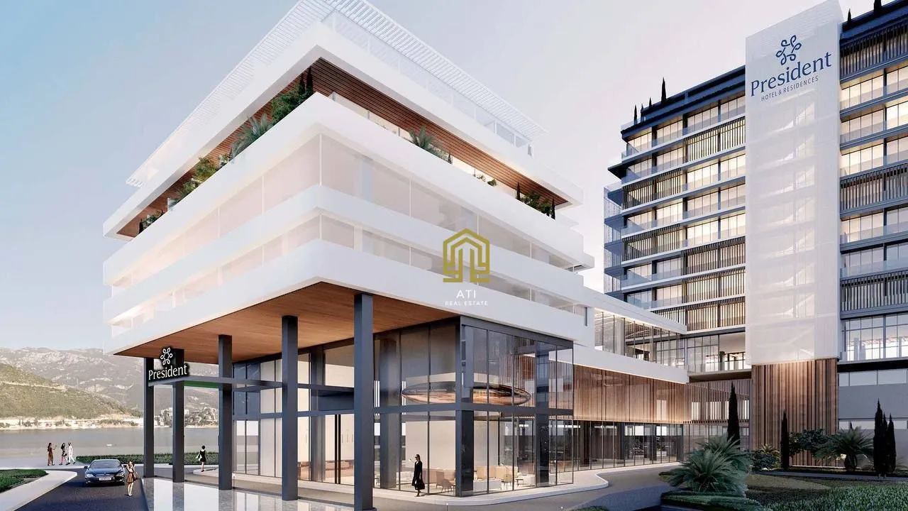 Spoljašnji izgled modernog hotelsko-stambenog kompleksa sa uređenim dvorištem.