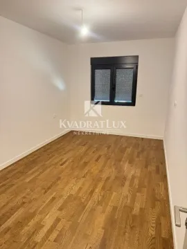 Prazna soba sa parketom i prozorom sa roletnama. - image 4