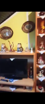 Dnevna soba sa namještajem i ukrasnim predmetima. - image 7