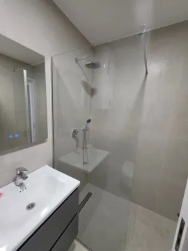 Moderne opremljeno kupatilo sa tuš kabinom i umivaonikom. - image 4