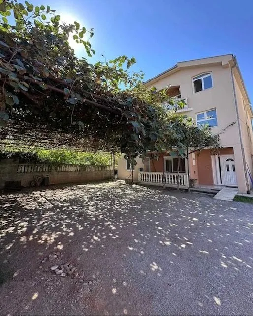 Izdavanje, dvosoban stan, 100m², Tološi, Podgorica
