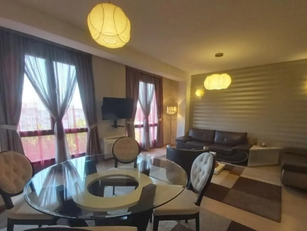 Izdavanje, dvosoban stan, 90m², Centar, Podgorica