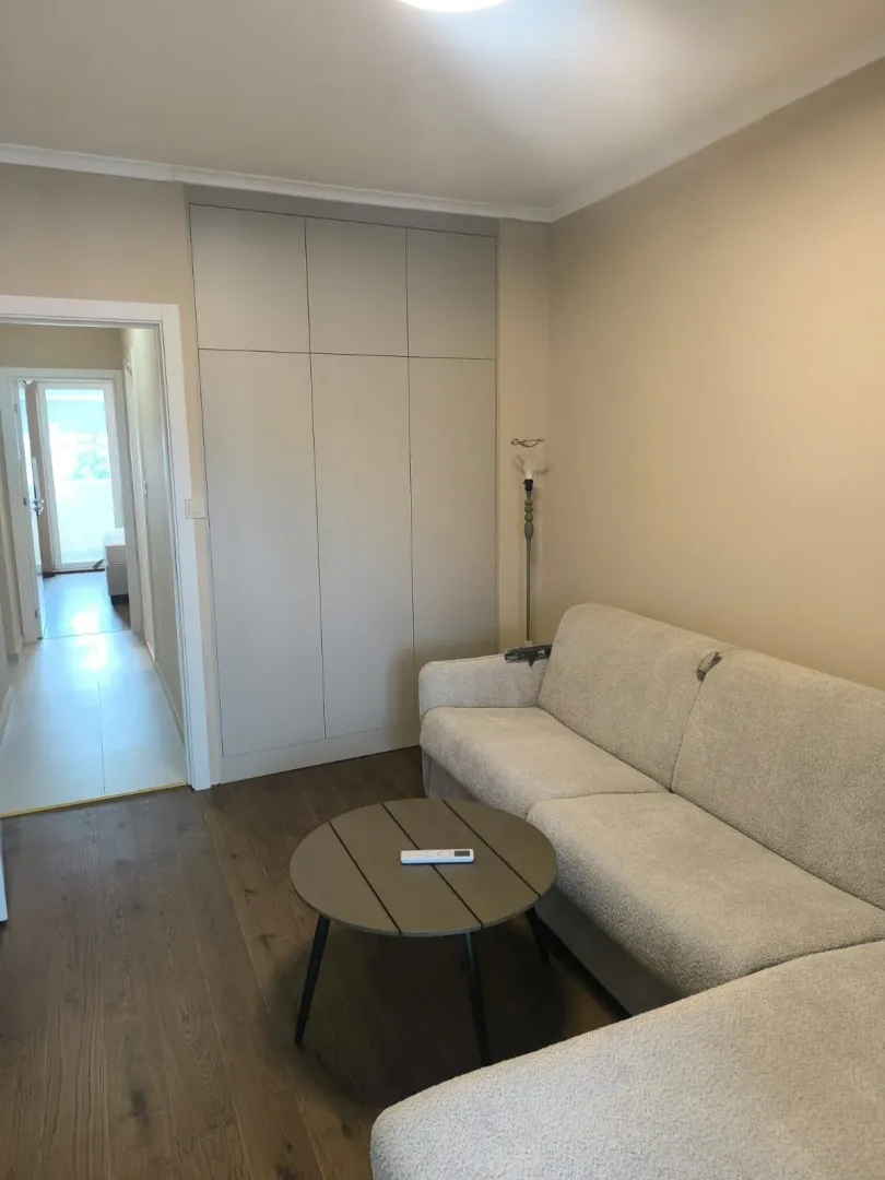 Dnevna soba sa garniturom, stočićem i ugradnim plakarom.