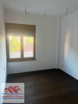 Prazna neopremljena prostorija sa drvenim podom i prozorom. - image 23