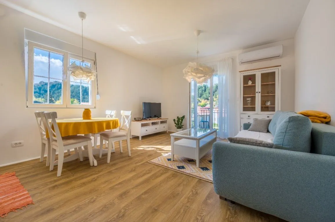 Izdavanje, dvosoban stan, 64m², Gruda, Cetinje