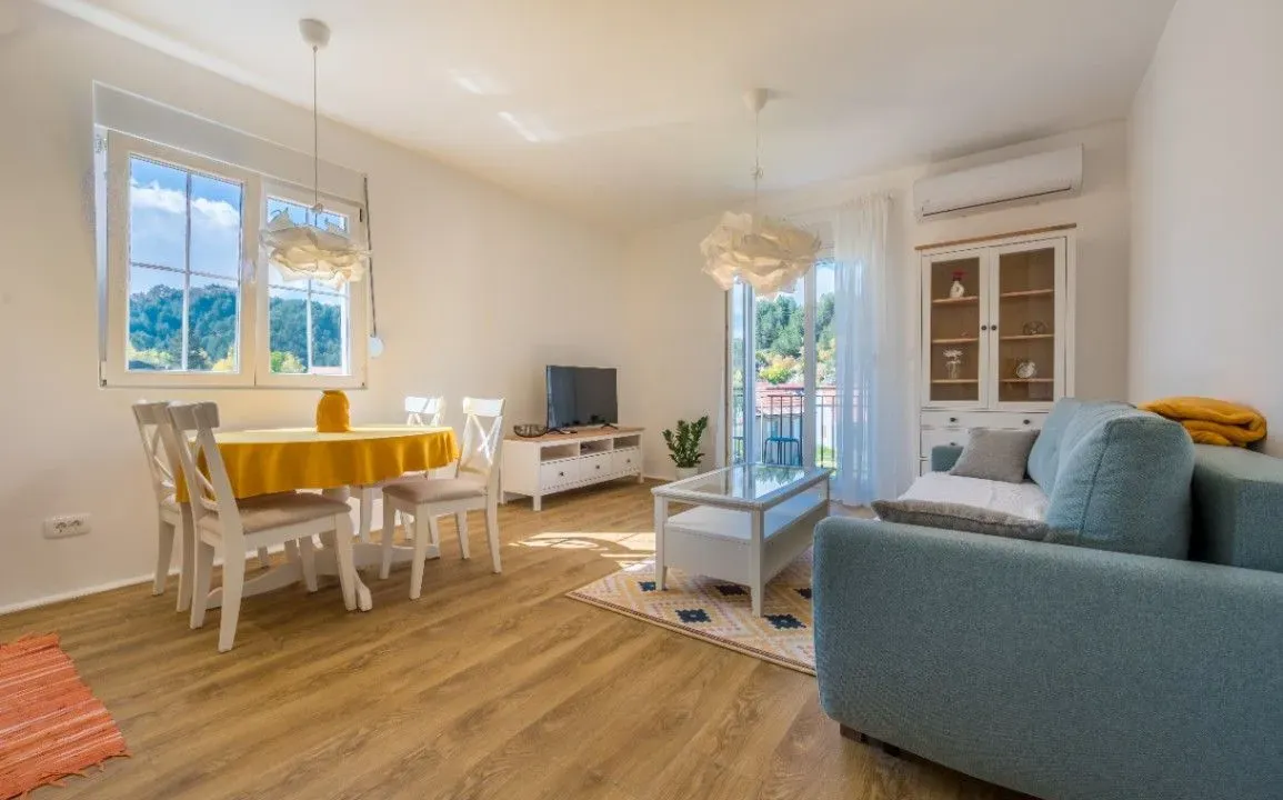 Izdavanje, dvosoban stan, 64m², Gruda, Cetinje