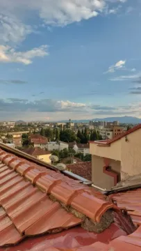 Pogled na grad sa terase ili krova objekta. - image 6