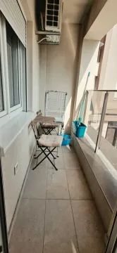 Manja natkrivena terasa sa stolom, stolicama i priborom za čišćenje. - image 12