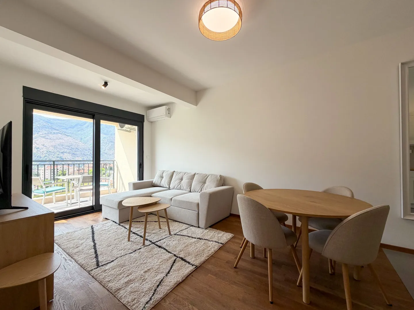 Rent, one bedroom apartment, 47m², Dobrota, Kotor