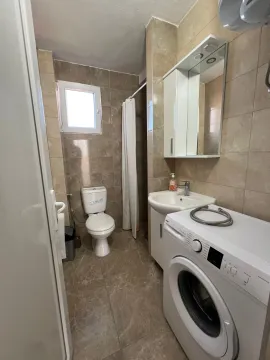 Manje kupatilo sa tuš kabinom, umivaonikom, veš mašinom i toaletom. - image 2