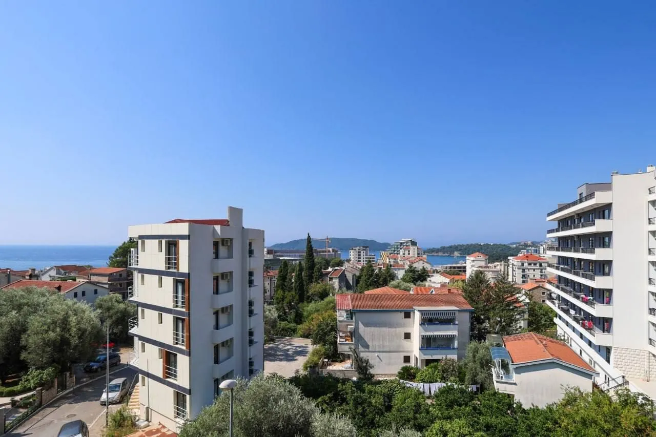 Izdavanje, jednosoban stan, 42m², Bečići, Budva