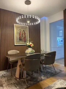 Trpezarija sa modernim stolom, stolicama i zidnim panelima. - image 6