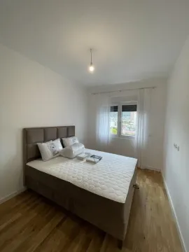 Bedroom with a double bed and a window overlooking the surroundings. - image 3