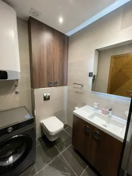 Moderne kupatilo sa umivaonikom, WC šoljom, ugradnim ormarićem i veš mašinom. - image 7