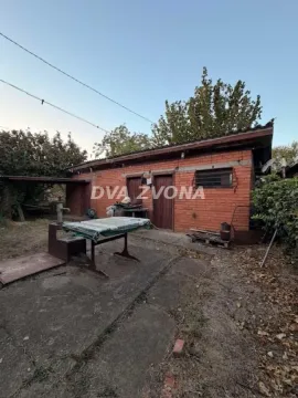 Pogled na dvorište i prizemni pomoćni objekat od cigle. - image 5