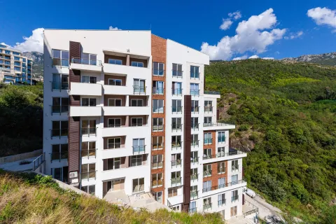 Pogled na spoljašnjost moderne stambene zgrade sa terasam i okruženjem. - image 12
