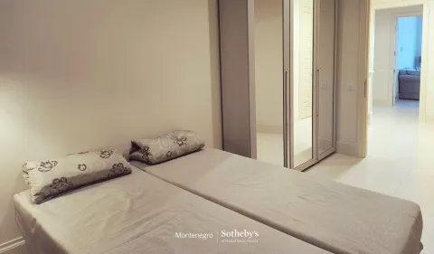 Spavaća soba sa dva spojena kreveta i ugradnim plakarom sa ogledalima. - image 31