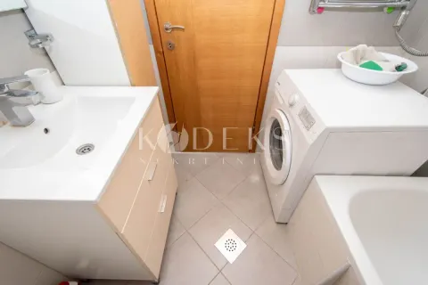 Kupatilo sa umivaonikom, veš mašinom i kadom. - image 11