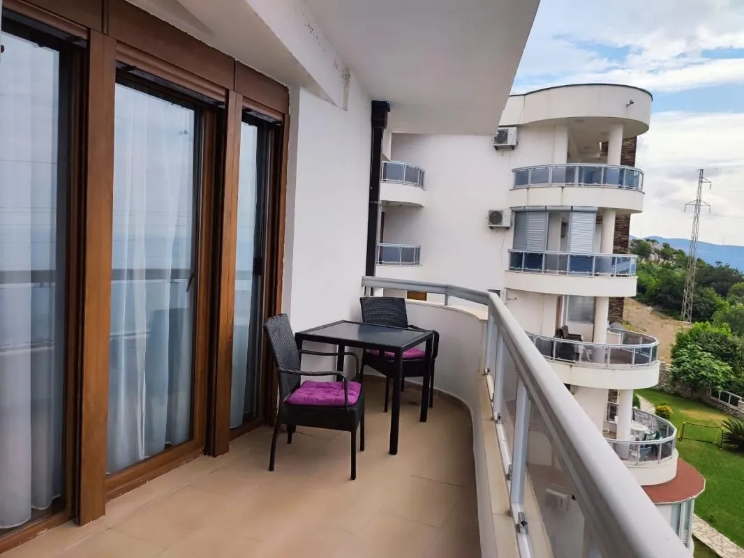 Izdavanje, dvosoban stan, 65m², Dobra Voda, Budva