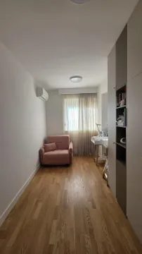 Manja spavaća soba sa roze foteljom, ugradnim plakarom i drvenim podom. - image 10