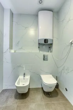 Moderne kupatilo sa ugradnim toaletom, bideom i bojlerom na zidu. - image 12