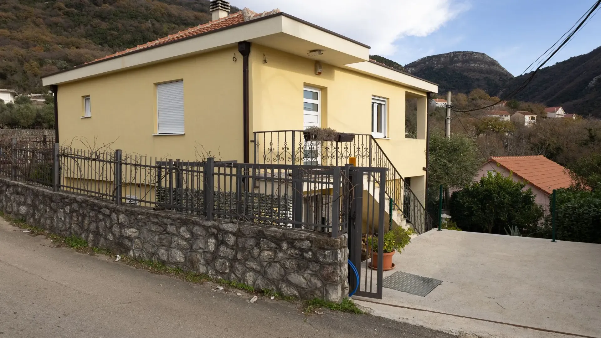 Rent, house, 111m², Kotor, Crna Gora