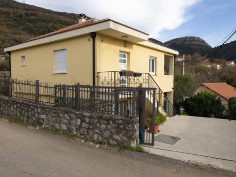 Rent, house, 111m², Kotor, Crna Gora - image 1
