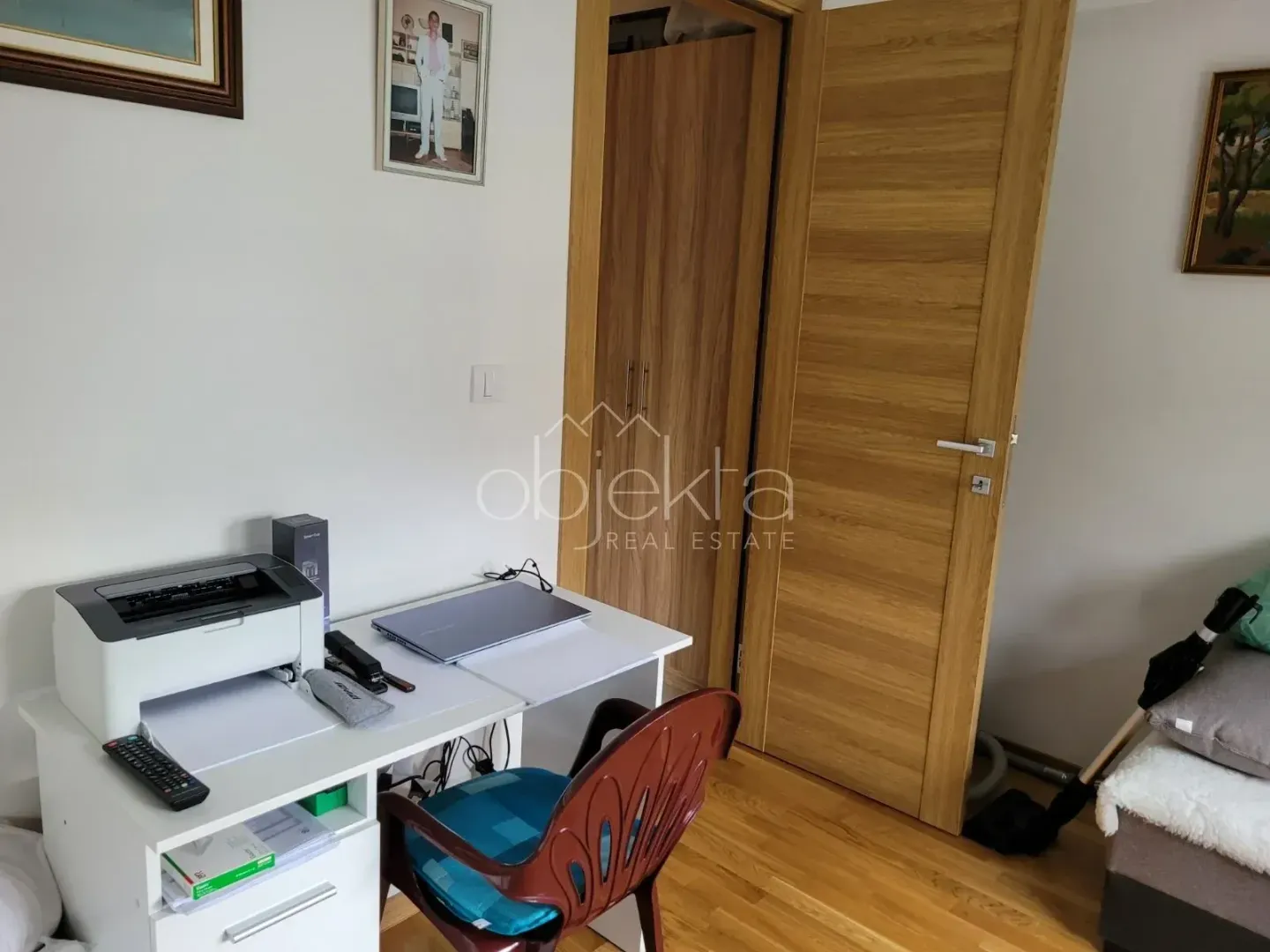 Radni sto sa računarom i štampačem u spavaćoj sobi.