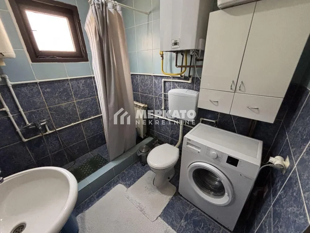Kupatilo opremljeno tuš kabinom, WC šoljom, umivaonikom i veš mašinom.