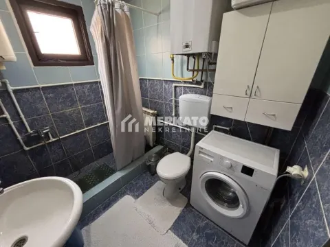 Kupatilo opremljeno tuš kabinom, WC šoljom, umivaonikom i veš mašinom. - image 20