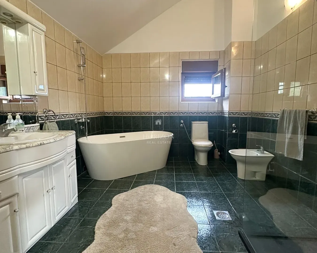Rent, house, 300m², Gorica C, Podgorica